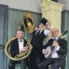 (pm)   Ausschweifende Feste, Paillettenkleider, Absinth und Zigarettenspitze – der Geist der Zwanziger weht am 17. Februar durch das Spielecafé „Brot & Spiele“ in der Sattlerstrasse 23. „Sousi & die Grammophoniker“ lassen die Epoche wieder aufleben, als Jazz-Combos und Swingkapellen aus dem Boden schossen und sich neue Tänze wie der Charleston etablierten. Das Ensemble, bestehend aus Tony Walter, Sopranistin Nicole Schömig und Werner Küspert an Banjo und Gitarre, spielt legendäre wie längst vergessene Lieder. Gäste dürfen sich im Zwanziger-Stil in Schale werfen. Das Konzert ist am Freitag, 17. Februar, um 21 Uhr. Der Eintritt kostet acht Euro.