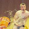 Baden verboten: Dass man als dritter Bürgermeister nicht immer große Worte braucht, stellte Bernhard Burger in seinem Sketch klar. Sketchpartnerin Birgit Bassett machte es ihm nicht leicht.