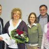 (vgs)   Seit 25 Jahren trägt Ilse Koßner im Stammheimer Kindergarten dazu bei, dass Kinder bereits im frühen Alter in ihrer Entwicklung gefördert werden. Für dieses Dienstjubiläum erhielt sie die Glückwünsche der Gemeinde Kolitzheim, überbracht von Bürgermeisters Horst Herbert. Herbert bezeichnete die Jubilarin als „Stammheimer Urgewächs“, die ihr bisheriges berufliches Leben in Stammheim verbracht hat. Im Rahmen ihrer Ausbildung zur Erzieherin konnte sie bereits 82 im Vorpraktikum und 85 im Berufspraktikum wichtige Erfahrungen in Stammheim sammeln. Am 1. Februar1987 trat Ilse Koßner dann ihre Stellung als Leiterin im Stammheimer Kindergarten an. Unterbrochen wurde ihre berufliche Laufbahn lediglich durch eine einjährige Babypause. Derzeit ist Sie als Erzieherin für die Kleinkindgruppe verantwortlich. Herbert beschrieb sie in seiner Glückwunschrede als kompetent, zuverlässig, sympathisch, mit einem großen Herz. Deshalb freute Sie sich ganz besonders über die Aufführungen, Gedichte und Lieder der Kinder, die diese eigens für ihr Jubiläum mit der Kindergartenleiterin Monika Warmuth einstudiert hatten. Von Links Bürgermeister Horst Herbert, Ilse Koßner, Monika Warmuth (Kindergartenleiterin), Rainer Ullrich (Personalrat), Kerstin Leixner (Elternbeirat).