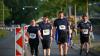 Um die 1500 Läuferinnen und Läufer nehmen am Donnerstag (13.06.24) am sogenannten WUE2RUN Firmenlauf in Würzburg teil. Bei Abendsonne und milden Temperaturen passieren die Teilnehmer gegen 20 Uhr den Oberen Mainkai.