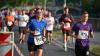 Um die 1500 Läuferinnen und Läufer nehmen am Donnerstag (13.06.24) am sogenannten WUE2RUN Firmenlauf in Würzburg teil. Bei Abendsonne und milden Temperaturen passieren die Teilnehmer gegen 20 Uhr den Oberen Mainkai.