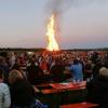 Traditionelles Sonnwendfeuer am Schenkenturm bei Würzburg. 