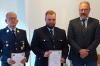 Bernhard Straub (von links) und Lukas Schmidt leiten die Feuerwehr Berg-Rothenfels und erhielten Urkunden von Bürgermeister Michael Gram.