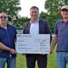 Mit 3000 Euro unterstützt die VR-MainBank eG die Renovierung des Sportplatzes der DJK Dipbach. Von links: Der langjährige Vorstand Wolfgang Götz, Bankvorstand Franz-Josef Hartlieb und Platzwart Lothar Fuchs.