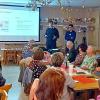Linus Büscher von der Sparkasse Mainfranken erklärt Online-Banking den Besuchern im AWO-Clubheim.