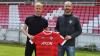 Der erste Kickers-Neuzugang des Sommer: Jonas Wieselsberger (links neben Sportdirektor Sebastian Neumann) kommt von der SpVgg Bayreuth.