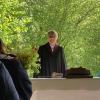 Raus aus der Kirche, rein in die Natur: Mit Freiluftgottesdiensten verfolgt die evangelische Kirche einen neuen Ansatz, Menschen für Gottesdienste zu gewinnen. Im Bild der erste Freiluftgottesdienst am Hohen Knuck mit Gottesdienstleiterin Eva Behrens aus Rothenbuch an Christi Himmelfahrt 2023.