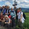 Marion Mack (Bildmitte, mit roter Weste) organisierte zweimal jährlich unter dem Titel „Quellentage“ spirituelle Wanderungen für interessierte Beschäftigte des Uniklinikums Würzburg.