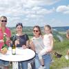Bei idealem Wanderwetter kamen viele Hundert Gäste zur diesjährigen Weinlagenwanderung der Spielvereinigung Stetten und dem Winzerverein St. Urban in die Weinberge über dem Maintal. Ehrengast und Besuchermagnet war die Schauspielerin Michaela May.