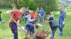 Jährliches pflanzen von einem Baum von den Kommunionkindern Jährliches pflanzen von einem Baum von den Kommunionkindern