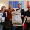 Sie laden zur Vernissage im Klinikum ein. Von links: Michael Kleiner, Annika Hoffmann, Jonas Glüsenkamp und Gerhard Seitz.