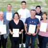 Vorstandsmitglied Martin Weidinger (hinten links) zeichnete in der Mitgliederversammlung des 1. FC Fahr langjährige Mitglieder aus, unter ihnen die Jubilare Herbert Leibold (vorne links) und Klaus Blendel (vorne, Zweiter von rechts).