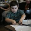 Fein säuberlich legt Dennis Baldun das Besteck im Ristorante Da Rocco neben seinen Teller. Die Kinder des Kindergartens Regenbogenland probierten aus, wie man sich in einem Restaurant anständig benimmt.