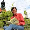 Vinotonale-Initiatorin Jennifer Wittmann-Müller freut sich schon auf den Auftakt des diesjährigen Klassikfestivals am Sonntag, 23. Juni, mit Cantabile Regensburg in der Kirche Maria im Weingarten auf dem Volkacher Kirchberg (im Hintergrund).