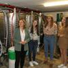 Winzer Jürgen Hofmann führte die Weinhoheiten (ab Zweite von links) Jessica Himmelsbach, Lisa Lehritter, Eva Brockmann und Lea Baßler durch seinen Weinkeller.