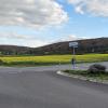 Die heutige Straßenkreuzung, hier vom Gewerbegebiet Pfaffenpfad aus gesehen, soll durch einen Verkehrskreisel ersetzt werden.