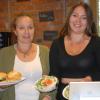Nicole Berndt (links) und ihre Tochter Stella Berndt bieten Frühstück und Mittagessen im Kitzinger "Maingate Diner" an.