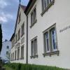 Blick auf das historische Gebäude des Bürgerspitals, das aus der Gründerzeit stammt. Auf der Inschrift ist zu lesen, dass es 1878/79 neu erbaut wurde.