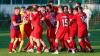 Ein rotes Tänzchen: Die Kickers-Reserve feiert ihren 2:0-Sieg in der Relegation gegen Geroldshausen.