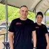 Eliott und Nicole Montalvan Mena betreiben seit April "Menas Bistro Boat" auf dem Gelände des Wasser­sport­clubs Eibel­stadt.
