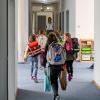 Erster Schultag für die Grundschulkinder der Gemeinde Eußenheim. In Aschfeld wurde die neue Grundschule eröffnet. Bürgermeister Achim Höfling und Rektorin Sabine Baer empfangen die Kinder.