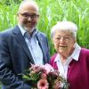 Helene Gold nahm die Glückwünsche von Schwarzachs Bürgermeister Volker Schmitt zu ihrem 90. Geburtstag entgegen.