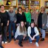 Aktuelles Büchereiteam (vorne kniend von links): Tanja Hehn, Katharina Götz, (stehend von links): Pascale Fuchs, Sophia Steinhäußer, Judith Bachert, Jürgen Renner, Andrea Firmbach, Susanne Schneider, Annemie Michel, Franziska Greubel, Carine Djoumatchua – es fehlen Judith Lampert und Hilde Merkert.