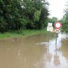Der Radwanderweg in Distelhausen steht ab der Wolfgangskapelle bis zum Hopfenfeld rund einen Meter unter Wasser.
