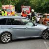 Kurz nach dem Astheimer Kreisel in Volkach verunglückte  am Sonntag ein Auto, was Einsätze der Feuerwehr und des Rettungsdienstes auslöste.