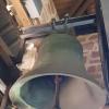 Die stillgelegte kleine Glocke der Auferstehungskirche: Das Stahljoch zeigt Risse und gefährliche Verbrauchsspuren.