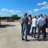 Hier besucht eine Gruppe Fachkräfte – der Bauausschuss der Stadt Karlstadt – die Baustelle der Ortsumgehung Wiesenfeld.