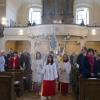 Feierlich zog Pfarrer Thomas Menzel mit den Ministranten zum Fronleichnamsfest in die Oberstreuer Kirche St. Andreas ein.