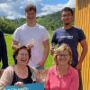 Stoßen an auf ein gutes Gelingen: Michael Meusert (Weinbau Meusert), David Kirch (Weingut Monika und Matthias Kirch), Margit Kirch (Weingut Reinhard Kirch), Martha Gehring (Weinbau Gehring) und Sebastian Karl (Leitung Touristinformation Volkacher Mainschleife).