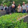 Viele interessierte Gartenfreunde informierten sich bei Gerhard Karl über den Bau von Hochbeeten.
