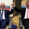 Die Bürgermeister Marc Lecerf und Klaus Schmidt bei der Enthüllung der Liegen.