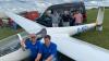 Das "Karschter Büssle" war beim Fly-In des Luftsportclubs Karlstadt dabei. Im Hintergrund von links: Harald Schneider, Werner Wolf und Felix Riedmann. Vorne der Vorsitzende des Luftsportclubs Karlstadt und sein Vertreter, Florian Zaschka und Matthias Gehret. 
