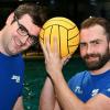 Wasserball am und im Kopf: Matthias Försch (links) und Iñaki Urkiaga. Wasserball am und im Kopf: Matthias Försch (links) und Iñaki Urkiaga.