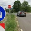 Ein auf die Fahrbahn aufgebrachtes Stoppschild-Piktogramm, ungefähr in dem Bereich des Autos im Bild, soll die Verkehrssicherheit an der Kreuzung der B 22 zwischen Oberschwarzach und Siegendorf erhöhen.