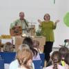 Gemeindereferent Bernd Müller und Pfarrerin Kirsten Müller-Oldenburg singen mit den Kindern beim Bibeltag.