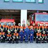 Die Feuerwehr Untermerzbach mit drei Jugendlichen im Jahr ihres 150-jährigen Bestehens von dem Feuerwehrgerätehaus. 1. Kommandant und Kreisbrandmeister Ralph Morgenroth (links) und Feuerwehrreferentin im Gemeinderat, Sandra Schramm (kniend 4. von rechts).