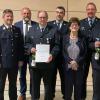 Große Auszeichnung für Horst Kühnlein und Jügen Hetzer. Zu sehen (von links): Kreisbrandinspektor Renè Herbert, Landrat Thomas Eberth, Horst Kühnlein, Vorsitzender Frank Hetzer, Bürgermeisterin Karin Kuhn,  Kommandant Ralf Geißler, Jürgen Hetzer.