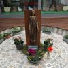 Die Marienfigur, die ursprünglich in Stammheim beheimatet war, und der  KiTa St. Sebastian geschenkt wurde, steht im Innenhof des neuen Kindergartengebäudes.