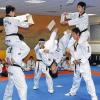 Flugeinlage: Bei der Taekwondo-Show zerteilt ein Kämpfer der Youngsan-Universität Bretter in der Luft - gesehen 2011 in Bad Windhseim.