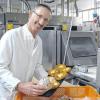 Muss derzeit viel Aufklärungsarbeit leisten: Geschäftsführer Lothar Skowronek in der Produktionshalle der Großbäckerei Müllerbäck in Kist (Lkr. Würzburg). Verunsicherte Kunden verwechseln die unterfränkische Firma mit der in Verruf geratenen Bäckerei Müller-Brot aus dem oberbayerischen Neufahrn. Skowronek stellt klar: „Wir haben nichts miteinander zu tun.“ Muss derzeit viel Aufklärungsarbeit leisten: Geschäftsführer Lothar Skowronek in der Produktionshalle der Großbäckerei Müllerbäck in Kist (Lkr. Würzburg). Verunsicherte Kunden verwechseln die unterfränkische Firma mit der in Verruf geratenen Bäckerei Müller-Brot aus dem oberbayerischen Neufahrn. Skowronek stellt klar: „Wir haben nichts miteinander zu tun.“