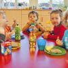 Gemeinsam schmeckt es besser: Immer schön kauen und schauen. Es geht gemütlich zu beim Frühstück im Kindergarten.