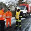Herbert Kestler (links) , Betriebsleiter von Veolia in Kitzingen, und Bürgermeister Ernst Nickel aus Geiselwind (rechts) ,lobte den Fahrer des Pressmüllfahrzeugs Daniel Lieber. Er hat alles richtig gemacht und größeren Schaden verhindert. Herbert Kestler (links) , Betriebsleiter von Veolia in Kitzingen, und Bürgermeister Ernst Nickel aus Geiselwind (rechts) ,lobte den Fahrer des Pressmüllfahrzeugs Daniel Lieber. Er hat alles richtig gemacht und größeren Schaden verhindert.