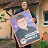 Felix Schymura steht vor seinem Elternhaus in Gerolzhofen, wo er aufgewachsen ist. Der 27-Jährige kandidiert für die Piraten-Partei bei der Europawahl am 9. Juni.