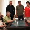 Im Wohnstift Steigerwald kommt seit einigen Wochen ein sogenannter CareTable zum Einsatz. Das Bild zeigt (von links) Renate Zinser, Barbara Schwarz, den stellvertretenden Einrichtungsleiter, Florian Koch, Einrichtungsleiter Philipp Wettering, die Pflegekräfte Elena Walter und Fatima Abdi sowie Renate Braun.