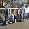 Das Foto zeigt die Schüler aus Großlangheim, die sich über die gesponserten Tore freuen, sowie (von links) den Geschäftsstellenleiter der Raiffeisenbank Mainschleife Steigerwald eG Bernd Braun, Rektorin Nicole Achter und Initiator Norbert Droll.