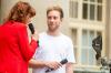 Daniel Gracz auf dem Weimarer Theaterplatz bei der Urauffühung des Songs "Nie Wieder Ist Jetzt", den er komponiert und im Rahmen des thüringenweiten Aktionstags des Netzwerkes Weltoffenes Thüringen gesungen hat.